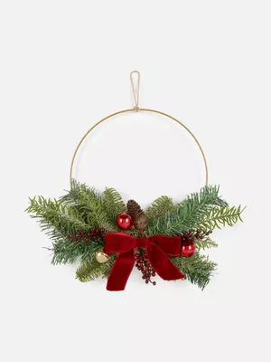 Media corona navideña con lazo y bolas