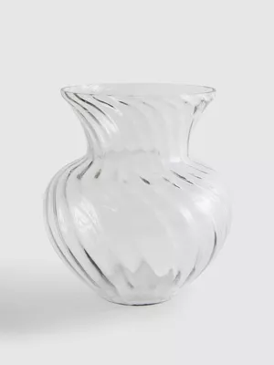 Jarrón de vidrio con diseño retorcido