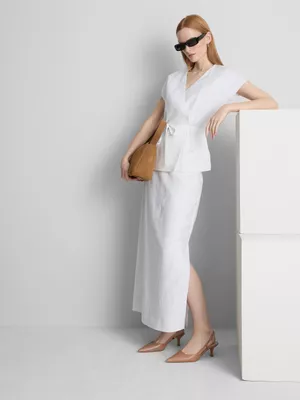 Top cruzado de lino con cuello de pico de The Edit