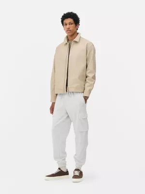 Joggers estilo cargo con bajos ajustados