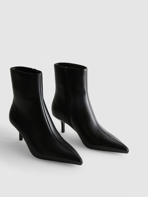 Botines de piel sintética con tacón tachuela