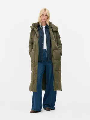 Abrigo acolchado largo con bolsillos en ángulo