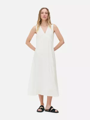 Vestido midi con cuello de pico de The Edit