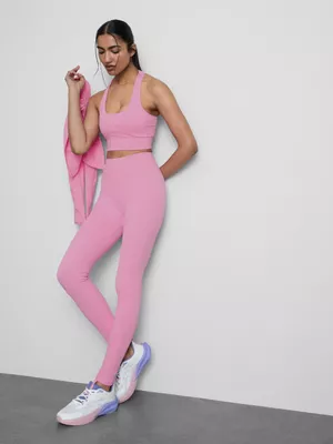 Top deportivo sin costuras de diseño contorneado