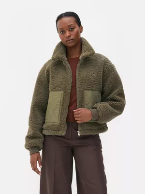 Chaqueta polar con bolsillo en contraste