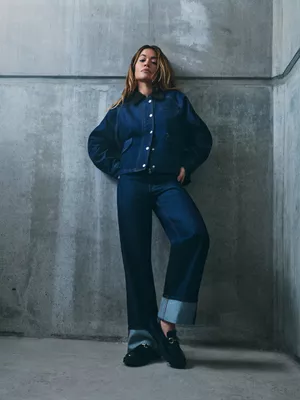 Chaqueta vaquera con cuello de pana de Rita Ora