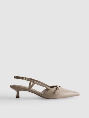 Zapatos de tacón tachuela con detalle de hebilla