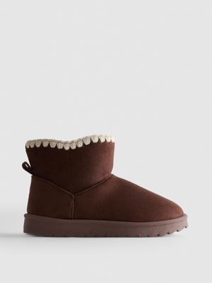 Botines de antelina con ribete bordado