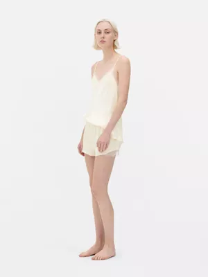 Pantalones cortos con ribete de encaje de The Edit