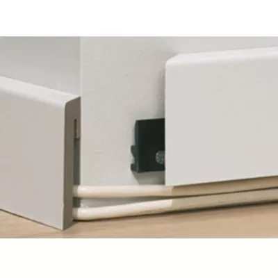Swedoor, Fodliste med ledningsskjul, hvidmalet fyr, 20x65x3600 mm