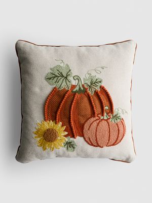 Cojín con bordado de calabazas