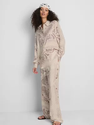 Pantalones de satén arrugado de Paula Echevarría