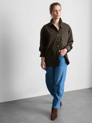 Camisa militar con bolsillo de parche