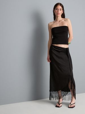 Falda midi de satén con flecos