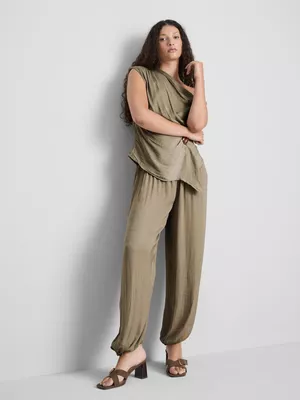Pantalones de satén con bajos ajustados de The Edit