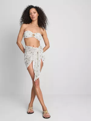 Top de bikini bandeau con palmeras Paula Echevarría