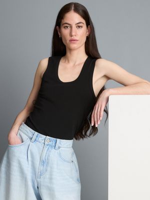 Top sin mangas, espalda nadadora y escote