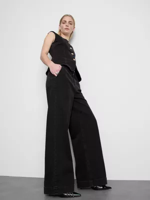 Vaqueros de pernera ancha con bajo ancho