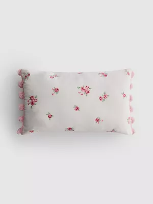 Cojín oblongo con rosas bordadas