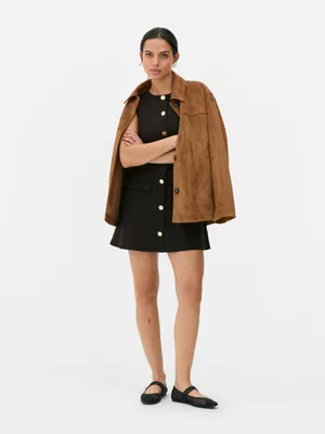 Vestido corto rectangular con cierre de botones