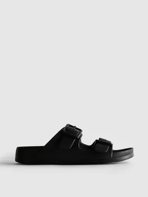Sandalias de suela gruesa y dos tiras con hebillas