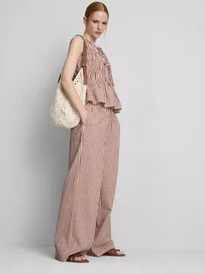 Top fruncido de sirsaca con lazadas