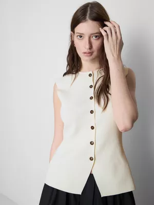 Top de punto sin mangas con botones de The Edit