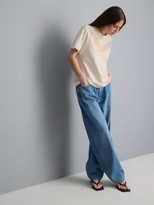 Camiseta con detalles de encaje