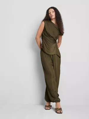 Pantalones de satén con bajos ajustados de The Edit
