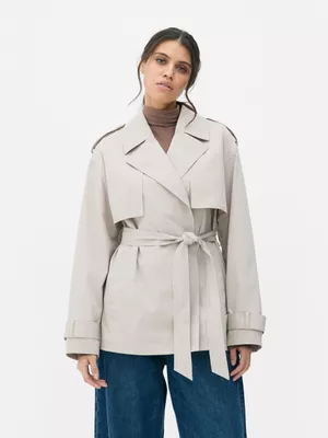Gabardina corta con cinturón